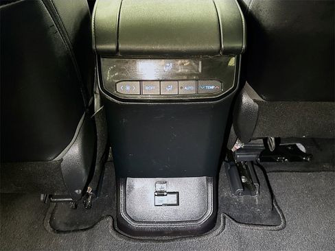 Used 2022 Toyota Highlander XSE image 25