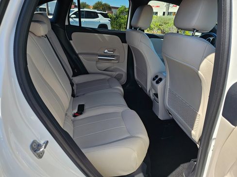 Used 2025 Mercedes-Benz GLA 250 4MATIC image 33