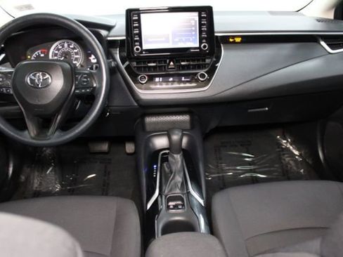 Used 2022 Toyota Corolla LE image 2