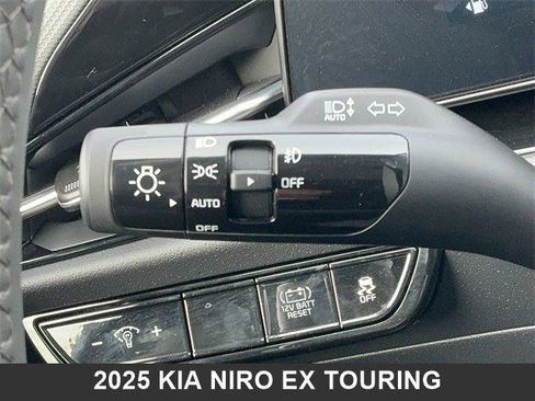 Used 2025 Kia Niro EX Touring image 26
