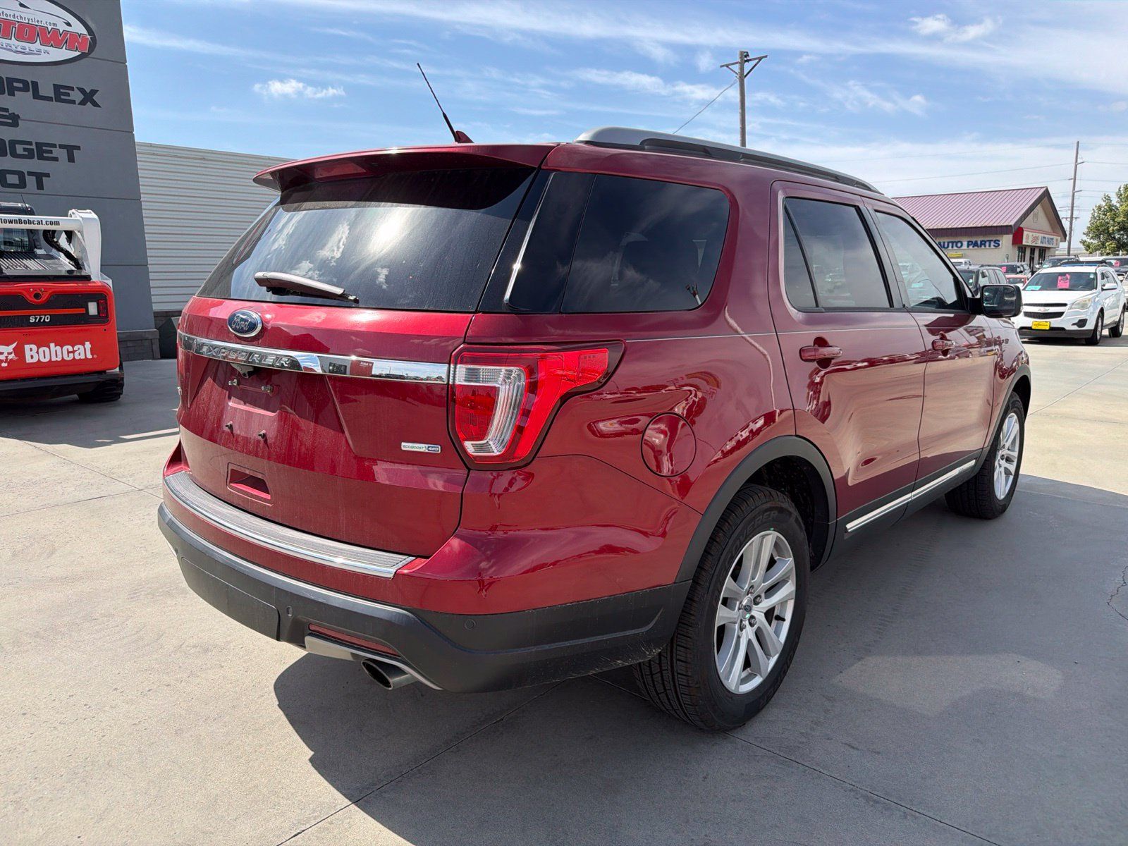 Used 2018 Ford Explorer XLT w/ Equipment Group 202A AWD/4WD image 8