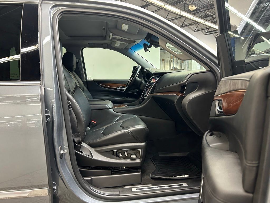 Used 2019 Cadillac Escalade Premium Luxury RWD image 17
