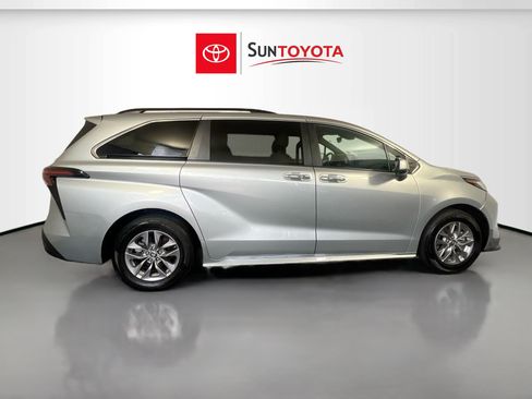 Used 2023 Toyota Sienna XLE FWD image 2