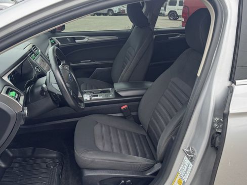 Used 2018 Ford Fusion SE w/ Fusion SE Technology Package image 16