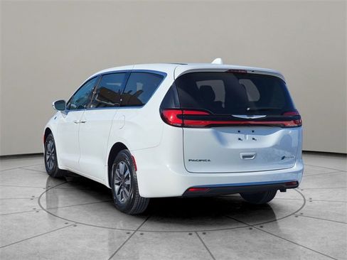 Certified 2022 Chrysler Pacifica Touring-L image 10