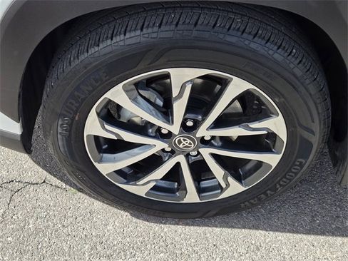 Used 2023 Toyota Corolla Cross XLE w/ Convenience Package image 9