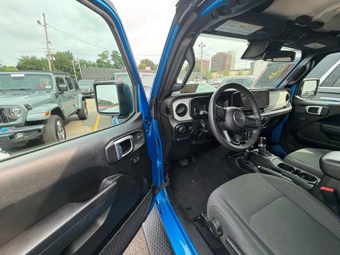 Used 2024 Jeep Wrangler Unlimited w/ Convenience Group AWD/4WD image 9