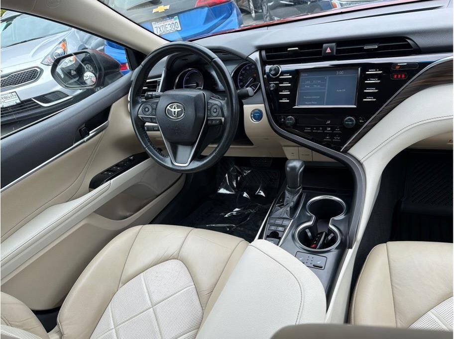 Used 2018 Toyota Camry XLE FWD image 5