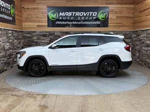 Used 2022 GMC Terrain SLE w/ Driver Convenience Package image 5