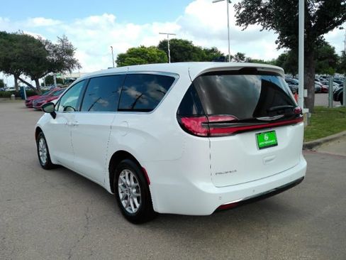 Used 2025 Chrysler Pacifica Select image 11