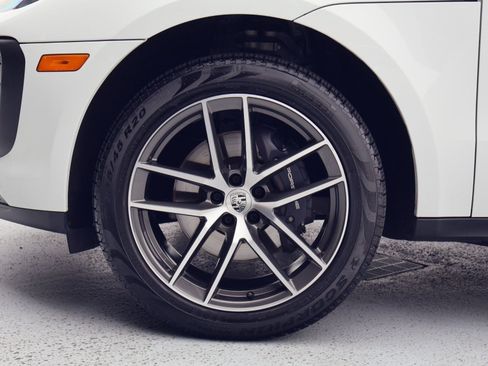 Certified 2025 Porsche Macan AWD/4WD image 27
