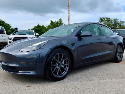 Used 2023 Tesla Model 3 Standard Range RWD image 5
