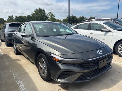 Used 2024 Hyundai Elantra SE FWD image 3