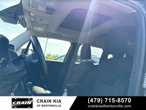 Used 2017 Jeep Renegade Latitude w/ Cold Weather Group AWD/4WD image 4