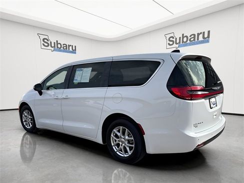 Used 2023 Chrysler Pacifica Touring-L image 5