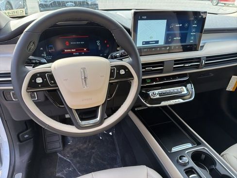 New 2026 Lincoln Corsair Premiere image 9