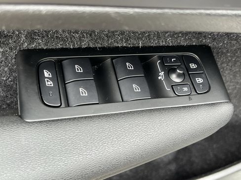 Used 2021 Volvo XC40 T5 R-Design w/ Advanced Package image 15