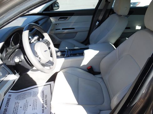 Used 2017 Jaguar XF Premium image 10