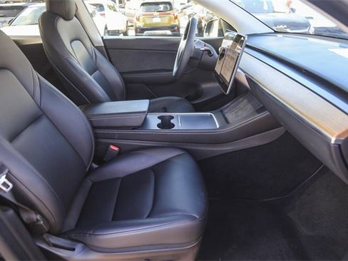 Used 2022 Tesla Model Y Long Range image 17