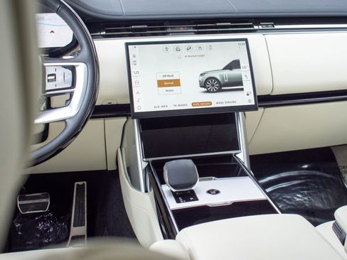 Used 2025 Land Rover Range Rover SE image 21