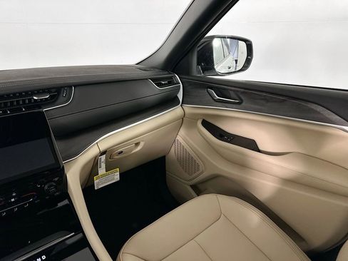 New 2025 Jeep Grand Cherokee Limited image 31