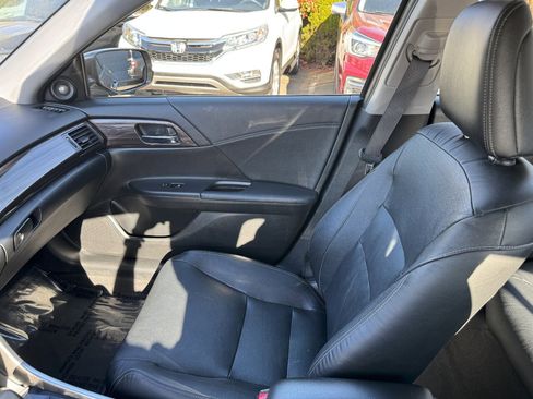 Used 2017 Honda Accord Touring image 25