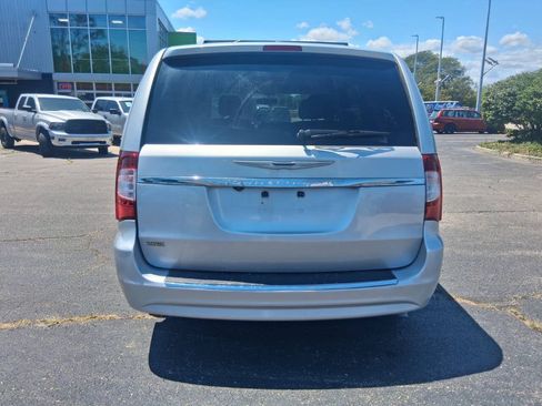 Used 2012 Chrysler Town & Country Touring w/ Entertainment Group #1 FWD image 5