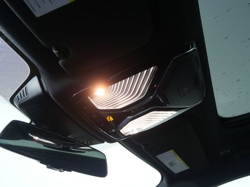 Used 2022 BMW 740i xDrive 740i xDrive w/ M Sport Package image 17