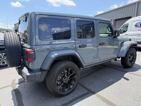 Used 2025 Jeep Wrangler Unlimited Sahara w/ Safety Group AWD/4WD image 4