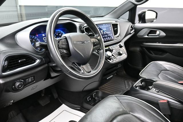 Used 2019 Chrysler Pacifica Limited w/ S Appearance Package FWD image 8