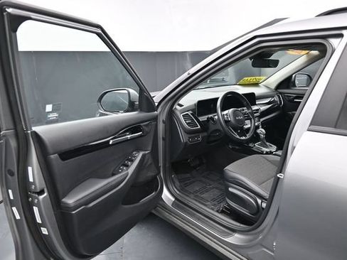 Used 2025 Kia Seltos S FWD image 12