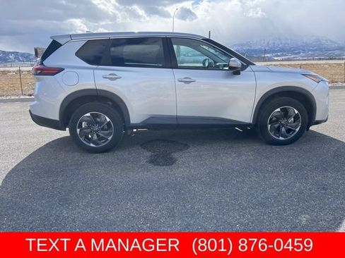 Used 2025 Nissan Rogue SV AWD/4WD image 2