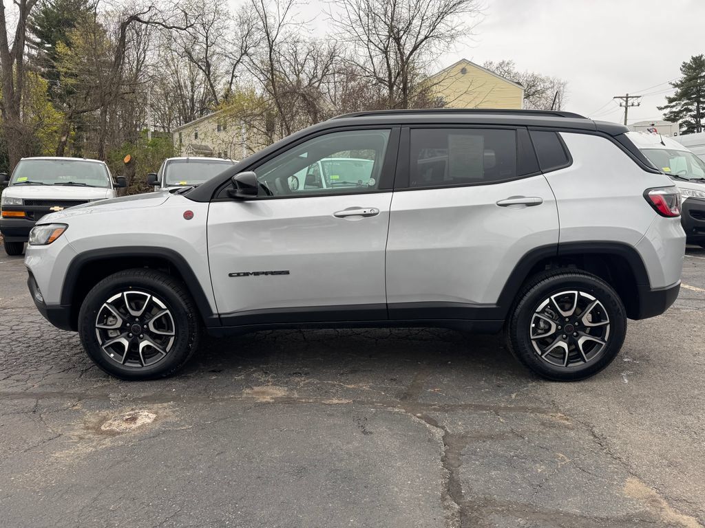 Used 2025 Jeep Compass Trailhawk AWD/4WD image 11