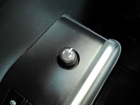 Used 2021 Toyota Highlander XLE image 40