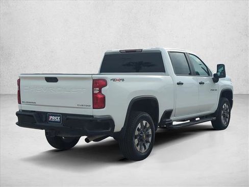 Used 2022 Chevrolet Silverado 2500 Custom w/ Custom Value Package image 5