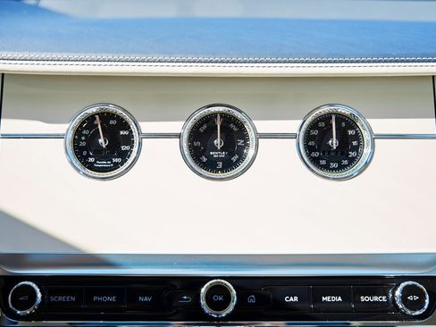 Used 2024 Bentley Flying Spur V8 image 75