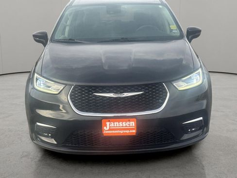 Used 2024 Chrysler Pacifica Touring-L image 7