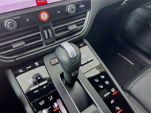 Certified 2025 Porsche Macan image 17