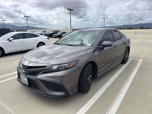 Used 2021 Toyota Camry SE FWD image 3