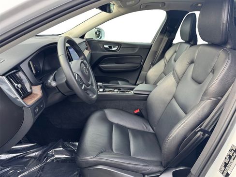 Certified 2022 Volvo XC60 B5 Momentum w/ Climate Package image 11