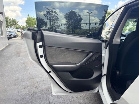 Used 2022 Tesla Model Y Performance AWD/4WD image 18