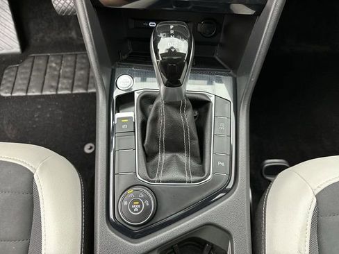 Certified 2025 Volkswagen Taos SE image 21