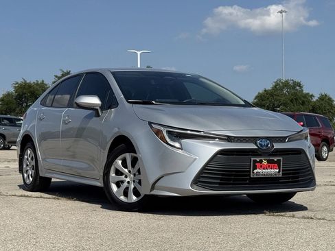 Used 2025 Toyota Corolla LE FWD image 2
