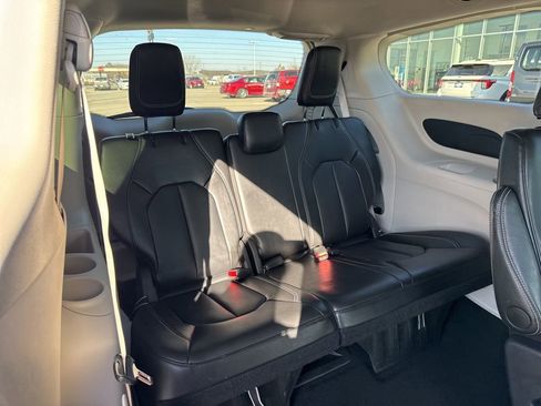 Certified 2024 Chrysler Pacifica Touring-L image 30