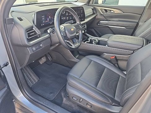 Used 2025 Chevrolet Traverse LT FWD image 15