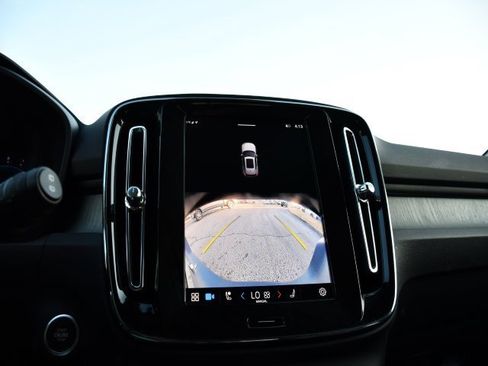 Certified 2025 Volvo XC40 B5 Core image 12