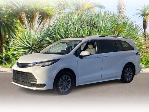 Used 2023 Toyota Sienna LE image 1