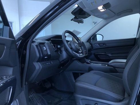 Used 2025 Nissan Pathfinder SV image 11