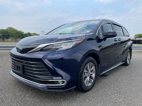 Used 2023 Toyota Sienna XLE AWD/4WD image 2