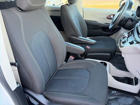 Used 2023 Chrysler Voyager LX image 35